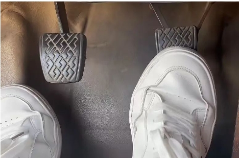 科三转弯调头建议不要踩离合